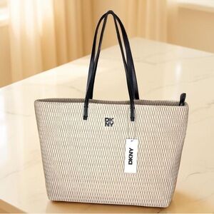 DKNY NWT Penny Tote,quilted,clean,modern bag,
style & structure,light khaki,logo
